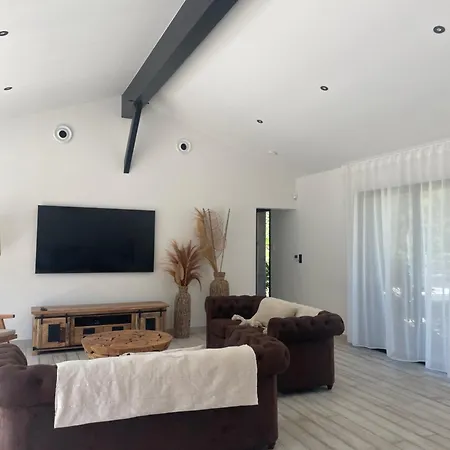 La Des Chenes Villa *